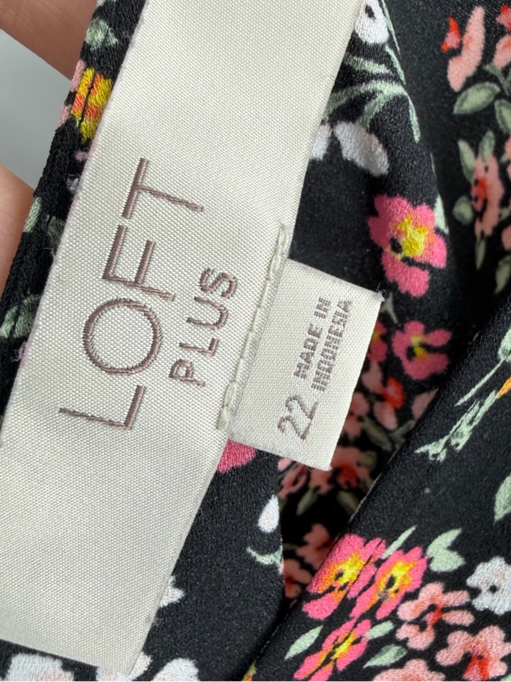 Loft Floral V-Neck Flutter Sleeve Top - Black/Pink floral size 22 - Picture 3 of 4